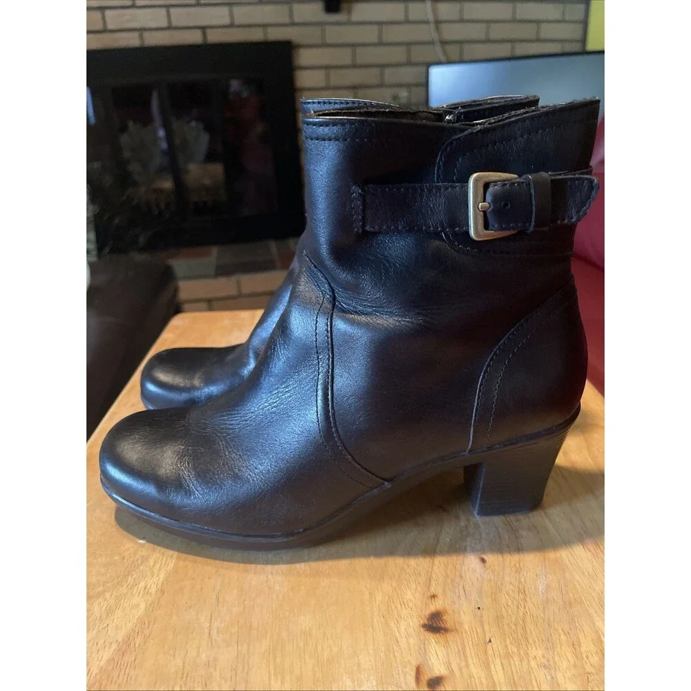 Clarks Artisan Ankle Boots Black Leather Boots Round Toe Zip Block Heel Size 8.5